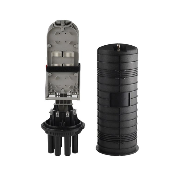 Can an optical module be connected to a fiber optic cable while it is powered on 