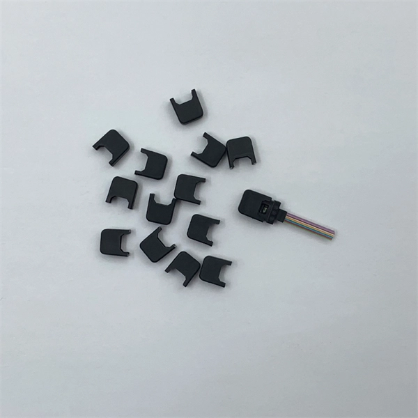 Optical focusing lens with pigtail